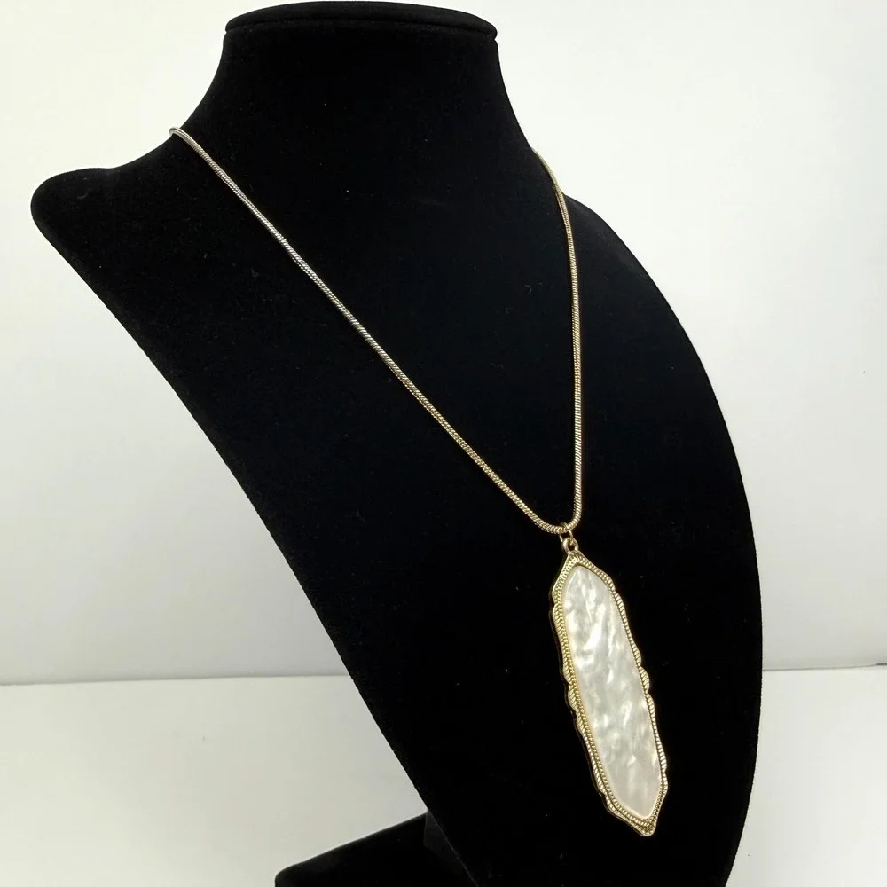 Faux Mother of Pearl Gold Tone Pendant and Necklace Elegant Fashion Jewelry 10in